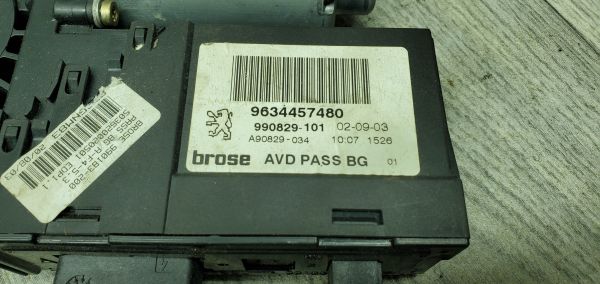 Моторчик склопідіймача передній правий Peugeot 307 9634457480, 0130821766 б/в