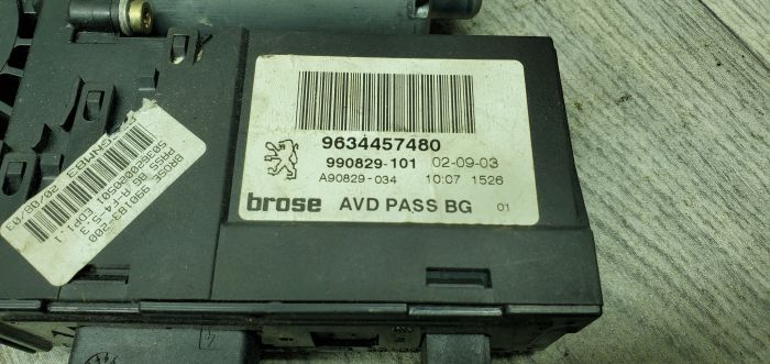 Моторчик склопідіймача передній правий Peugeot 307 9634457480, 0130821766 б/в