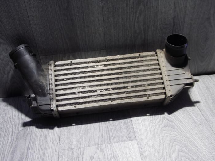 Радіатор інтеркулера Hella 8ML376723371 – Peugeot, Citroën (б/в)
