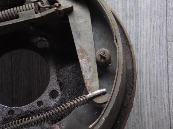 Готовий комплект: опорний диск і гальмівні колодки для ВАЗ 2101–2107